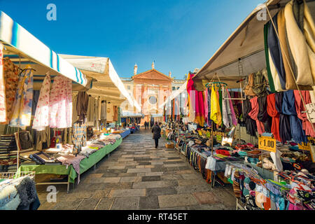 PADOVA, Italien - 25. FEBRUAR 2019: Leute besucht Wochenmarkt auf der Piazza dei Signori Stockfoto