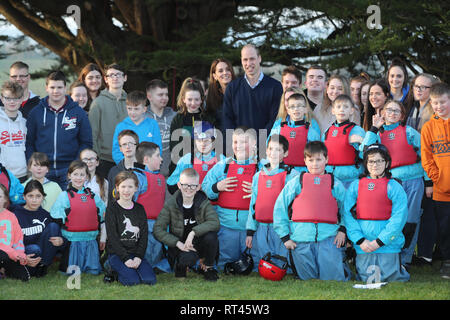 Der Herzog und die Herzogin von Cambridge posieren für ein Gruppenfoto während ihres Besuchs in Roscor Jugend Village, Co Fermanagh im Rahmen ihrer zweitägigen Besuch in Nordirland. Stockfoto