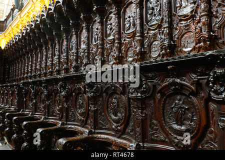 Eindrucksvoll verzierte Chorgestühl in der Kathedrale von Córdoba, Spanien. Stockfoto