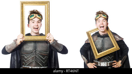 Junge lustige Mann in Rüstung Anzug Stockfoto