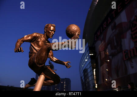 Der Dennis Bergkamp Statue außerhalb der Erde vor der Premier League Match im Emirates Stadium, London. Stockfoto