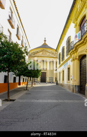 Vorderansicht der Kirche des Kollegiums der Santa Victoria. Cordoba, Andalusien, Spanien, Stockfoto