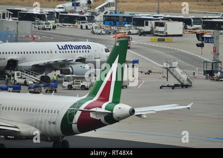 Viel Verkehr am Flughafen Frankfurt, Alitalia, Lufthansa Stockfoto