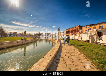 PADOVA, Italien - 25. FEBRUAR 2019: Leute besucht Wochenmarkt in Prato della Valle Stockfoto