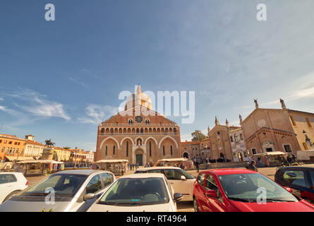 Padua, Italien - Februar 25, 2019: Pilger, die in der Päpstlichen Basilika des heiligen Antonius Stockfoto