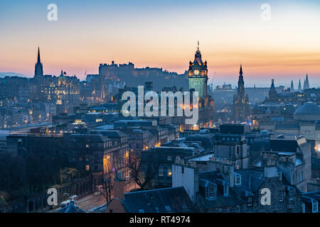 Edinburgh, Schottland, Großbritannien. 26. Februar, 2019. Blick auf den Sonnenuntergang über der berühmten Edinburgh Skyline von Calton Hill, Edinburgh, Schottland, Großbritannien Stockfoto