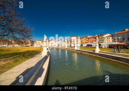 PADOVA, Italien - 25. FEBRUAR 2019: Leute besucht Wochenmarkt in Prato della Valle Stockfoto