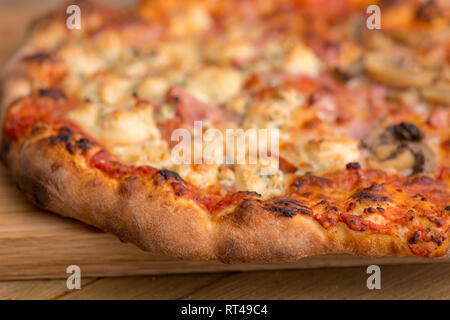 Premium Pizza auf dem Teller ​ Stockfoto