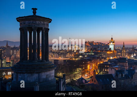 Edinburgh, Schottland, Großbritannien. 26. Februar, 2019. Blick auf den Sonnenuntergang über der berühmten Edinburgh Skyline von Calton Hill, Edinburgh, Schottland, Großbritannien