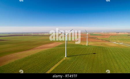 Windenergieanlagen in die Felder, Le Langon, Frankreich Stockfoto