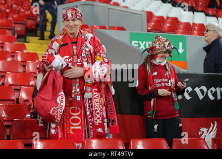 Liverpool-Fan vor der Premier-League-Spiel an der Anfield Road, Liverpool. Stockfoto