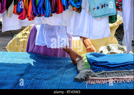 Stoff oder Tuch Anbieter im Markt von Otavalo Ecuador Stockfoto