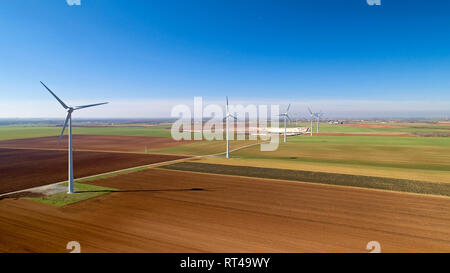 Windenergieanlagen in die Felder, Le Langon, Frankreich Stockfoto