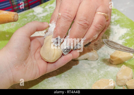 Kleiner Junge formt eine hausgemachte Ravioli zu Hause Stockfoto