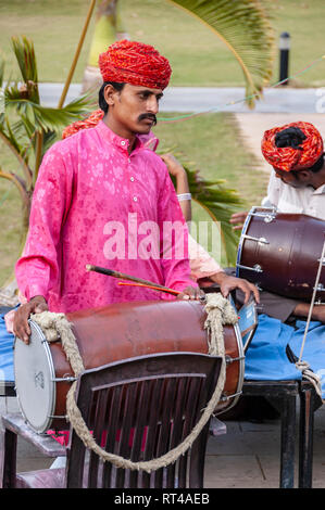 Ein Portrait eines traditionellen indischen Drummer (Schlagzeuger) aus dem Bundesstaat Rajasthan, mit einer Stange spannung Dholak. Hyderabad, Telangana, Indien. Stockfoto