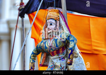 Eine Zeichenfolge, die Marionette, die sogenannten Kathputli, aus dem Indischen Bundesstaat Rajasthan. Stockfoto