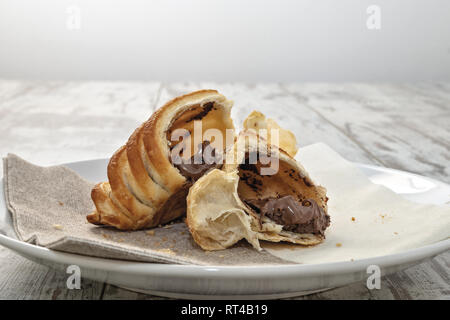 Brioche spezzata Pasta sfoglia con Crema di nocciole nel piatto Fronte altra Vista Stockfoto