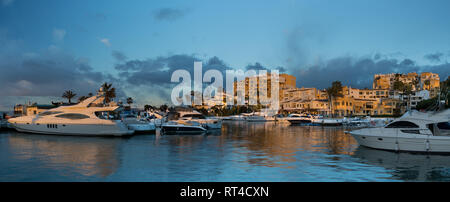 Am frühen Morgen in Puerto Cabopino, Spanien Stockfoto