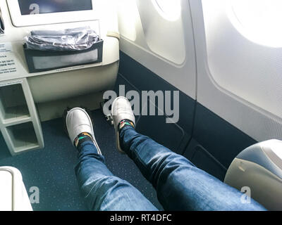 Bild zeigt den Platz für die Beine in der Business Class des Flugzeuges. Großartig für lange Flüge, wie der Raum ist sehr gross. Stockfoto