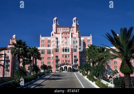 Ein von Palmen gesäumten Straße führt zum Don Cesar, einem herrlichen Strand Resort und Spa, ist entsprechend das Pink Palace genannt und erstreckt sich entlang der sandigen Küste des Golfs von Mexiko in St. Pete Beach an der Westküste von Florida, USA. Prominente und andere Mitglieder der High Society strömten zu den Sehenswürdigkeiten unterkunft in der Tampa Bay Area, wenn es im Jahr 1928 während der frühen Boom-jahre der Sunshine State geöffnet. Anfang 1942 wurde das Grand Hotel als Krankenhaus und rekonvaleszenten Zentrum für verwundete Soldaten vor dem Zweiten Weltkrieg in disrepair Fallen verwendet. Die neuen Besitzer in 1973 restauriert die Wipfel 9-stöckiges Hotel. Stockfoto