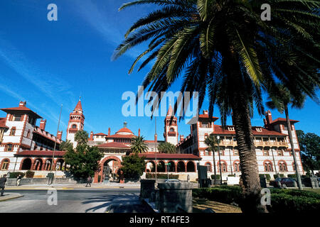 Die historische 1885 Ponce De Leon Hotel ist jetzt eine architektonische Attraktion am 47 Acre (19 ha) Campus der Flagler College, ein Liberal Arts School 1968 im Herzen von St. Augustine, Florida, USA gegründet. Von amerikanischen Industriellen Henry M. Flagler (1830-1913), der sich ausbreitenden spanischen Renaissance Stil erbaute Gebäude war eines der ersten luxuriösen Resorts entlang der Florida Atlantikküste. Nach wohlhabend als Gründer von Standard Oil, Flagler wurde für die Entwicklung von frühen Tourismus im Sunshine State durch den Aufbau von mehr Grand Hotels und die Florida East Coast Railway bekannt. Stockfoto