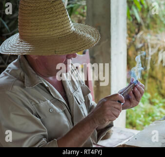 Ein Tabak Pflanzer prüft leuchtet eine Zigarre in Viñales Kuba. Stockfoto