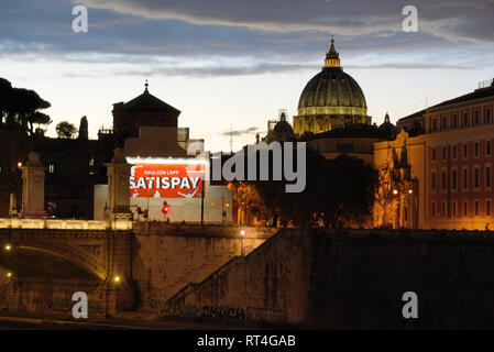 Über Saint Peter's Basilica Kuppel und Skyline von Rom Italien Dämmerung Stockfoto
