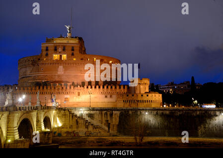 Dämmerung oder Nacht über Mausoleum des Hadrian, Castel Sant'Angelo, Festung, Burg oder Fortres und Ponte Sant'Angelo Brücke (134 AD) über den Tiber Rom Italien Stockfoto