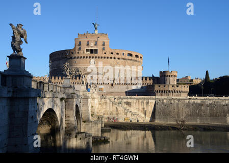 Mausoleum des Hadrian, Castel Sant'Angelo, Festung, Burg oder Fortres und Ponte Sant'Angelo Brücke (134 AD) über den Tiber Rom Italien Stockfoto