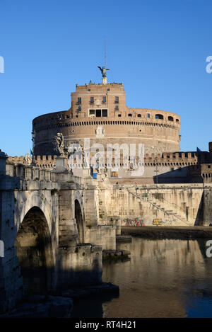 Mausoleum des Hadrian, Castel Sant'Angelo, Festung, Burg oder Fortres und Ponte Sant'Angelo Brücke (134 AD) über den Tiber Rom Italien Stockfoto