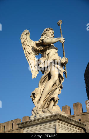 Engel mit Heiligen Schwamm, eines der Instrumente der Leidenschaft, von Antonio Giorgetti, über die Brücke Ponte Sant'Angelo in Rom. Sieht aus wie Engel mit selfie Stick Stockfoto