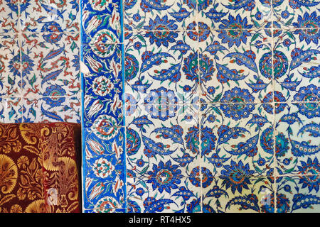 Alte handgemachte türkisch - osmanischen Fliesen im Topkapi Palast, Istanbul, Türkei Stockfoto