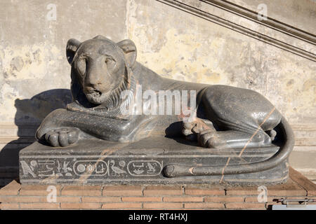 Löwe von Nectanebo auf der Pine Cone Brunnen, oder Fontana della Pigna, im Belvedere Hof, Cortile del Belvedere, Vatikan aus dem Alten Ägypten Stockfoto