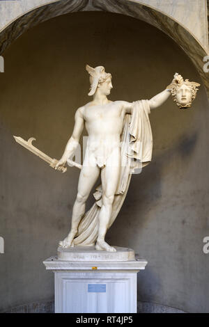 Klassische Statue des Perseus triumphierend oder Perseus mit dem Haupt der Medusa von Antonio Canova (1757-1822) Im achteckigen Innenhof Vatikanischen Museen Stockfoto