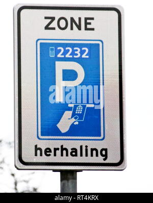 Weiße und blaue Schild darauf hinweist, dass in dieser Zone parken bezahlt ist und kann per Handy app durchgeführt werden Stockfoto