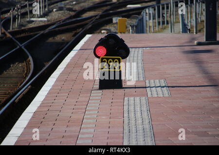 Rotes Licht Zeichen 290 auf der Eisenbahn Plattform am Hauptbahnhof Rotterdam in den Niederlanden Stockfoto