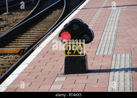 Rotes Licht Zeichen 290 auf der Eisenbahn Plattform am Hauptbahnhof Rotterdam in den Niederlanden Stockfoto