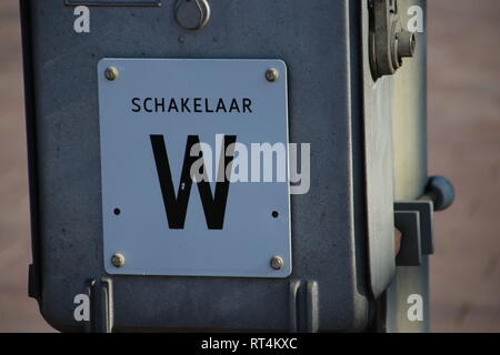 Power-Schalter genannt W für Strom Kabel für Züge am Bahnsteig auf die Bahn station Rotterdam Centraal in den Niederlanden Stockfoto