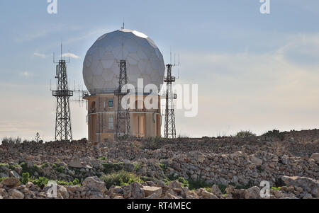 Blick auf das Radar Station 'il Ballun" in der Nähe von den Dingli Cliffs in Malta auf einer klaren sonnigen Tag. Stonewalls im Vordergrund. Dingli. Malta. Europa Stockfoto