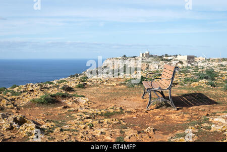 Eine schöne Sitzbank laden Sie ein, auf einer stillen, sonnigen und klaren Tag in Ihrem Urlaub zu entspannen. Schönes Hotel am Dingli Cliffs, Dingli. Malta. Europa Stockfoto