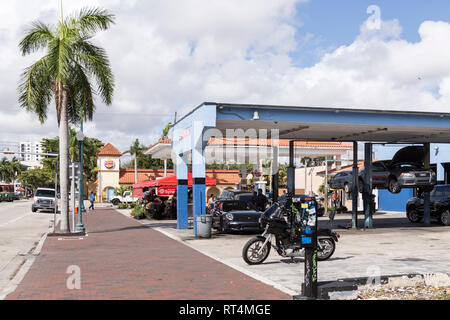 Autos und ein Motorrad in einer Mechanik shop in Little Havana, Miami, Florida Stockfoto