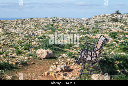 Sie Willkommen. Eine schöne Sitzbank laden Sie ein, auf einer stillen, sonnigen und klaren Tag in Ihrem Urlaub zu entspannen. Dingli Cliffs, Dingli. Malta. Europa Stockfoto