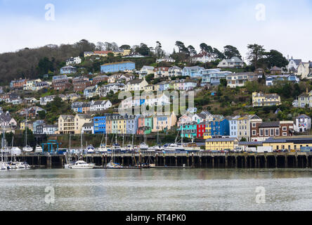 Die pulsierende Häuser entlang des Kais in der Küstenstadt Dartmouth in Devon, England, Großbritannien Stockfoto