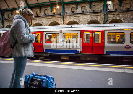 Warten auf die Notting Hill Gate U-Bahnstation, London Stockfoto