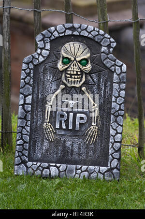 Gruselige HalloweenDekoration. Friedhof im eines Hauses in