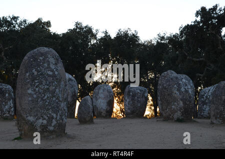 6. Jahrtausend v. Chr. Almendres Cromlech, eine megalithische Komplex in der Nähe von Evora in Portugal Stockfoto