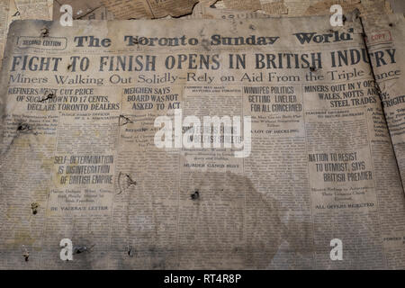 Toronto Sonntag Zeitung Schlagzeile der britischen Beteiligung im Ersten Weltkrieg verwitterten alten gelblich Zeitung Artikel 100 Jahre alt. Stockfoto