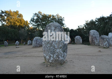 6. Jahrtausend v. Chr. Almendres Cromlech, eine megalithische Komplex in der Nähe von Evora in Portugal Stockfoto