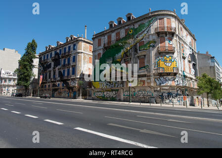 Graffiti und Street Art in einer Straße von Lissabon, Portugal Stockfoto