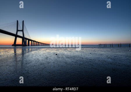Ruhige Atmosphäre bei Vasco da Gama Brücke in Lissabon bei Sonnenaufgang. Ponte Vasco de Gama, Lisboa, Portugal Stockfoto